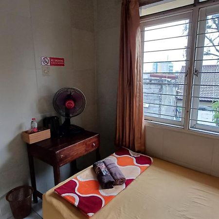 Отель Kost Carmelia Syariah Baranangsiang Богор Экстерьер фото